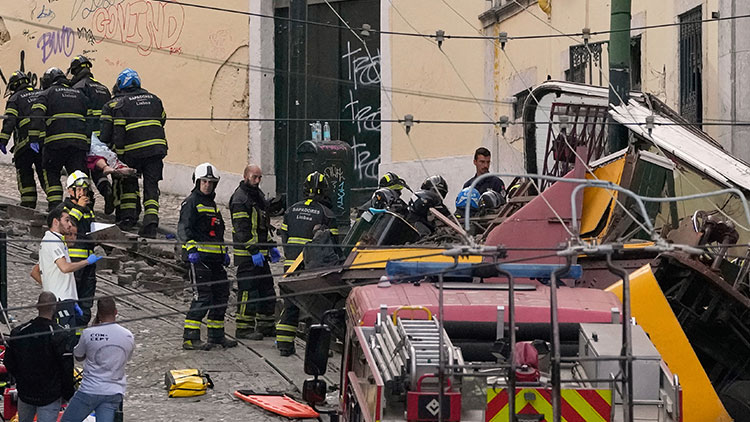 소방관들이 포르투갈 리스본에서 전차가 탈선한 사고 현장을 수습하고 있는 모습 /AP=연합뉴스