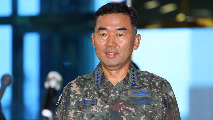 진영승 합참의장 후보자가 4일 서울 용산구 국방부 육군회관에 마련된 인사청문회 준비사무실로 첫 출근하며 취재진 질문에 답하고 있다. /연합뉴스