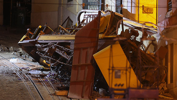 포르투갈 리스본에서 탈선한 후 현장의 피해 모습 /EPA=연합뉴스