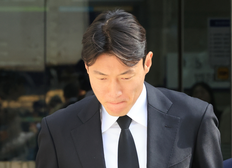 축구선수 황의조씨가 4일 서울 서초구 서울중앙지법에서 열린 성폭력범죄의 처벌 등에 관한 특례법 위반(카메라 등 이용촬영) 혐의 2심 선고재판에서 징역형 집행유예 선고를 받고 법원을 나서며 기자의 질문에 답하고 있다.  /연합뉴스 