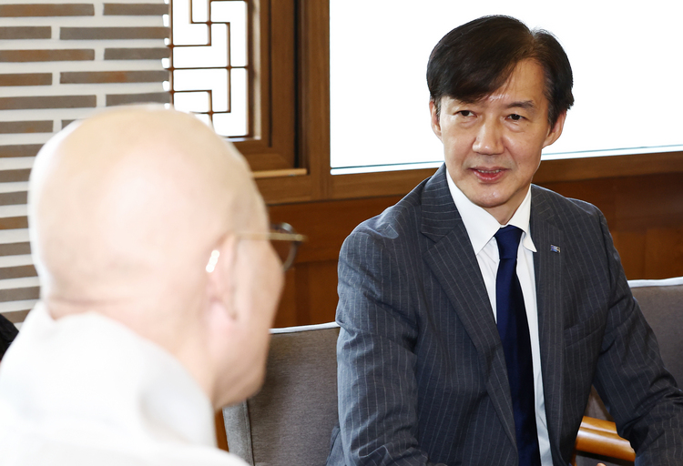 조국혁신당 조국 혁신정책연구원장이 4일 서울 종로구 조계사를 방문, 총무원장 진우스님을 예방하고 있다. /공동취재 