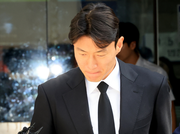 축구선수 황의조씨가 4일 서울 서초구 서울중앙지법에서 열린 성폭력범죄의 처벌 등에 관한 특례법 위반(카메라 등 이용촬영) 혐의 2심 선고재판에서 징역형 집행유예 선고를 받고 법원을 나서며 기자의 질문에 답하고 있다.  /연합뉴스 