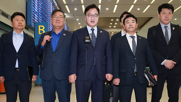 중국 순방을 마친 우원식 국회의장이 5일 인천국제공항을 통해 귀국, 취재진 질문에 답하고 있다. /연합뉴스