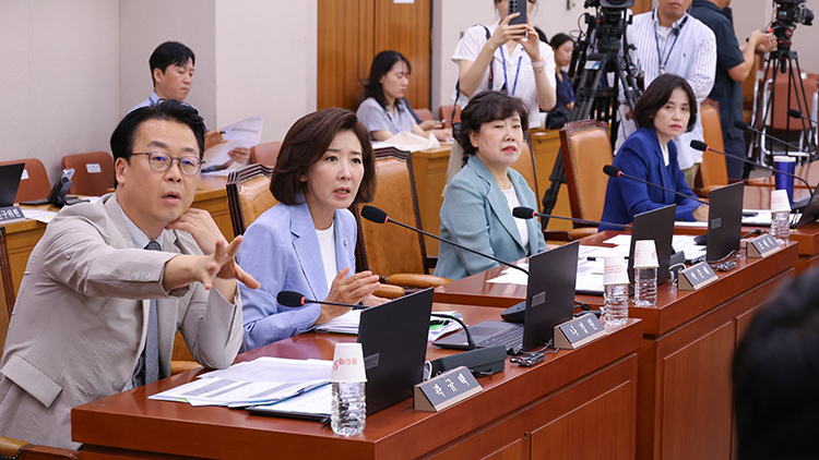 5일 국회에서 열린 법제사법위원회 검찰 개혁 입법청문회에서 국민의힘 간사 곽규택 의원과 나경원 의원이 증인채택 등에 반발하고 있다. /연합뉴스