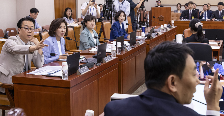 5일 국회에서 열린 법제사법위원회 법안심사1소위원회에서 열린 검찰 개혁 입법청문회에서 김용민 소위위원장(오른쪽)과 국민의힘 곽규택 의원과 나경원 의원이 관봉권 띠지 유실 관련 출석한 증인과 관련해 공방을 벌이고 있다. /연합뉴스 