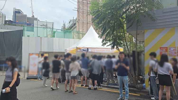 지난 1일 팝업스토어 현장에는 긴 줄이 이어졌다. (출처:TV조선)