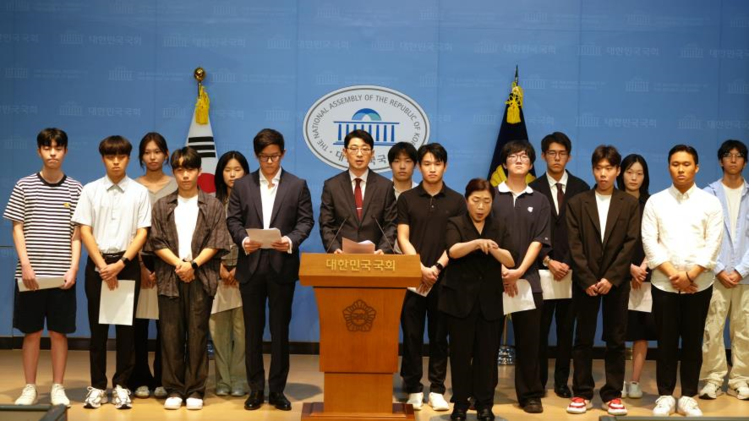 국민의힘 주진우 의원이 지난 5일 '의원실 명예보좌관'으로 임명한 부산 지역 청년 14명과 함께 국회 소통관에서 기자회견을 하고 있다. 주 의원은 "명예보좌관들 참여로 지방 이전 기업들에 혜택을 부여하는 법안을 대표 발의했다"고 소개했다. /주진우 국민의힘 의원실 제공