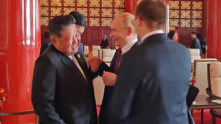 북한 조선중앙TV는 6일 김정은 국무위원장의 지난 2~4일 중국 방문을 담은 기록영화를 방영했다. 사진은 중앙TV가 공개한 김정은 위원장과 블라디미르 푸틴 러시아 대통령이 열병식 행사가 끝난후 만나서 대화하는 도중 파안대소하는 모습. /연합뉴스