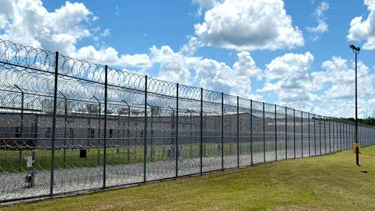 6일(현지시간) 미국 당국의 이민단속으로 체포된 현대차-LG엔솔 배터리공장 건설 현장 직원들이 수감돼 있는 있는 조지아주 포크스턴의 이민세관단속국(ICE) 구금시설. /연합뉴스