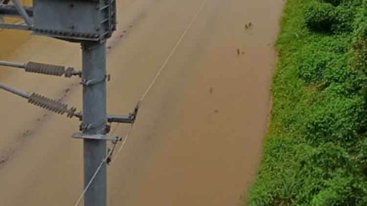 전북지역에 장대비가 쏟아진 7일 전라선 익산-전주 구간 철도 선로가 물에 잠겨 있다. /연합뉴스
