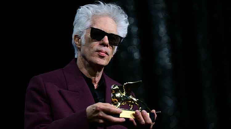 미국 감독 짐 자무시(Jim Jarmusch)가 현지시간 6일 베니스 리도에서 열린 제82회 베니스 영화제 시상식에서 황금사자상과 함께 포즈를 취하고 있다. /AFP=연합뉴스