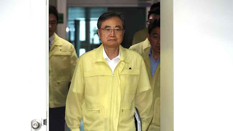 조현 외교부 장관이 지난 6일 정부서울청사에서 열리는 재외국민보호대책본부-공관 합동대책회의에 입장하고 있다. /연합뉴스