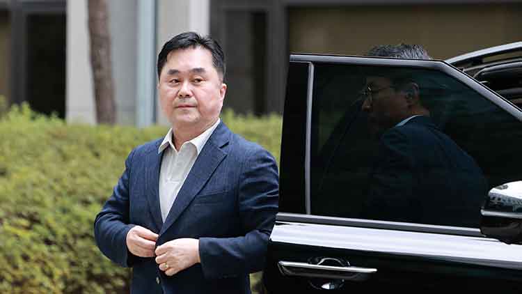 무소속 김종민 의원이 7일 계엄 해제의결 방해 의혹과 관련해 참고인 신분으로 조사받기 위해 서울 서초구 서울고검에 마련된 조은석 내란특별검사팀에 출석하고 있다. /연합뉴스