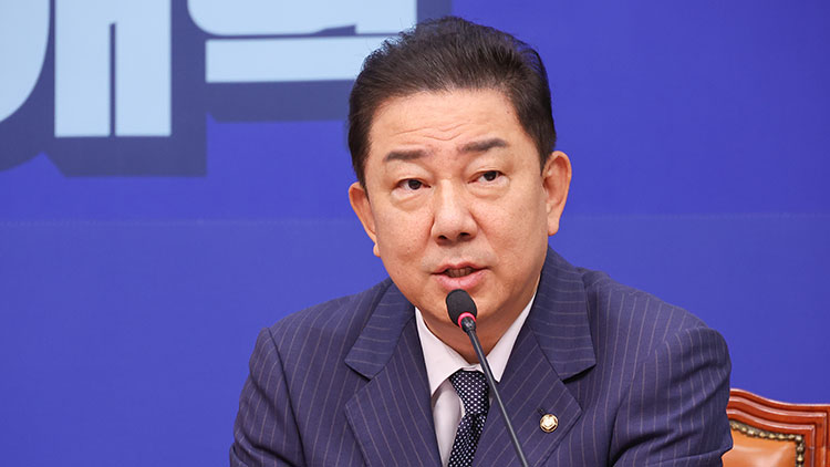 더불어민주당 김병기 원내대표가 8일 서울 여의도 국회에서 열린 최고위원회의에서 발언하고 있다. /연합뉴스