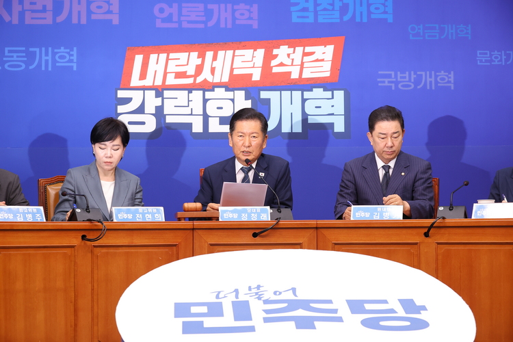 더불어민주당 정청래 대표가 8일 국회에서 열린 최고위원회의에서 발언하고 있다.  /연합뉴스 