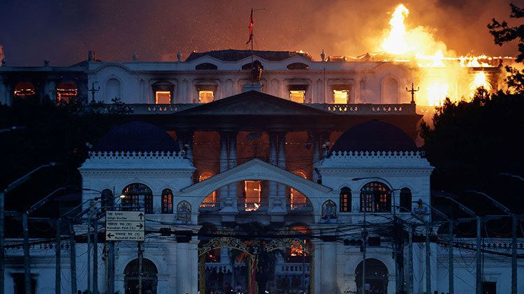 네팔 반정부 시위대의 방화로 네팔 총리 사무실에서 불길이 치솟고 있는 모습 /REUTERS=연합뉴스