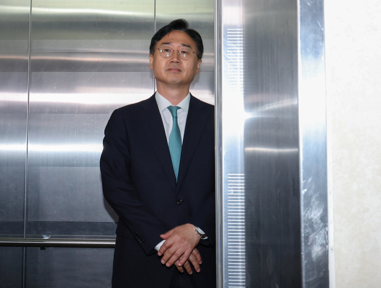 신범철 전 국방부 차관이 10일 직권남용 권리행사방해 혐의를 받는 피의자 신분으로 서울 서초구 순직해병특검에 출석하고 있다.  /연합뉴스 