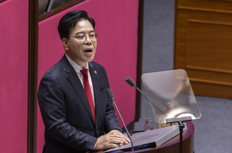국민의힘 송언석 원내대표가 10일 서울 여의도 국회 본회의에서 열린 교섭단체 대표 연설 도중 정부와 여당인 더불어민주당을 강한 어조로 비판하고 있다. /연합뉴스 