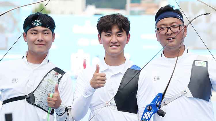 10일 광주 동구 국립아시아문화전당 5·18민주광장에서 열린 2025 세계양궁선수권대회 남자 단체전 결승에서 승리한 한국 선수들이 기뻐하고 있다. 왼쪽부터 이우석, 김제덕, 김우진 /연합뉴스