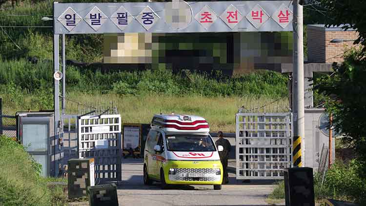 10일 오후 경기도 파주시 육군 모 부대에서 훈련 중 폭발 사고가 일어나 구급차가 위병소를 통과하고 있다. /연합뉴스

