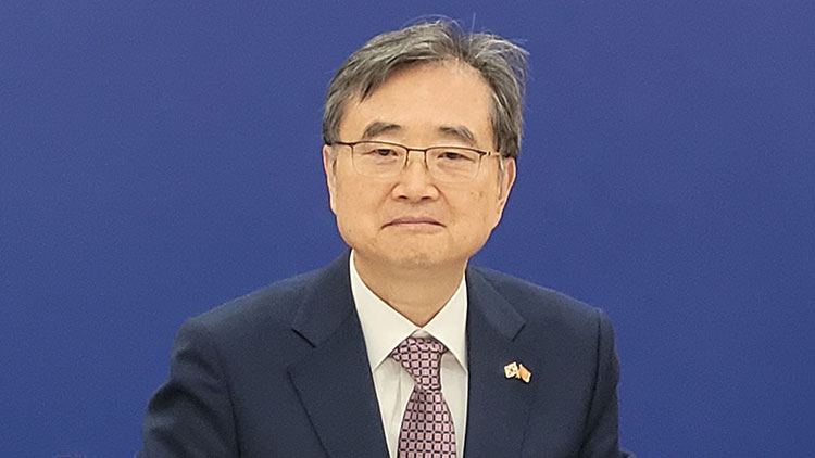 조현 외교부 장관이 10일(현지시간) 미 워싱턴DC 주미대사관에서 한국 취재진과 간담회를 하고 있다. /연합뉴스