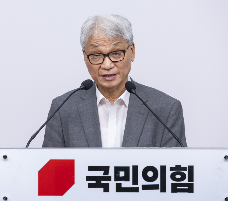 국민의힘 중앙윤리위원회 위원장이 11일 서울 여의도 중앙당사에서 열린 윤리위원회 직후 가진 기자회견에서 21대 '대선후보 교체 시도'로 회부된 권영세·이양수 의원을 징계 하지 않기로 한 윤리위 결정을 발표하고 있다.  /연합뉴스 
