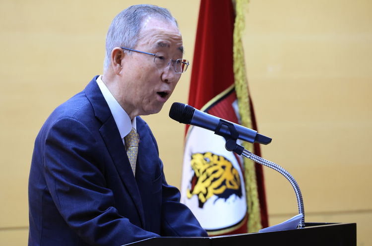 반기문 전 유엔 사무총장이 11일 서울 성북구 고려대 백주년기념삼성관 국제원격회의실에서 '트럼프 2.0 시대 : 지정학·지경학 안보와 글로벌 질서의 대전환'을 주제로 열린 제3차 공동 심포지엄에서 기조연설을 하고 있다.  /연합뉴스 