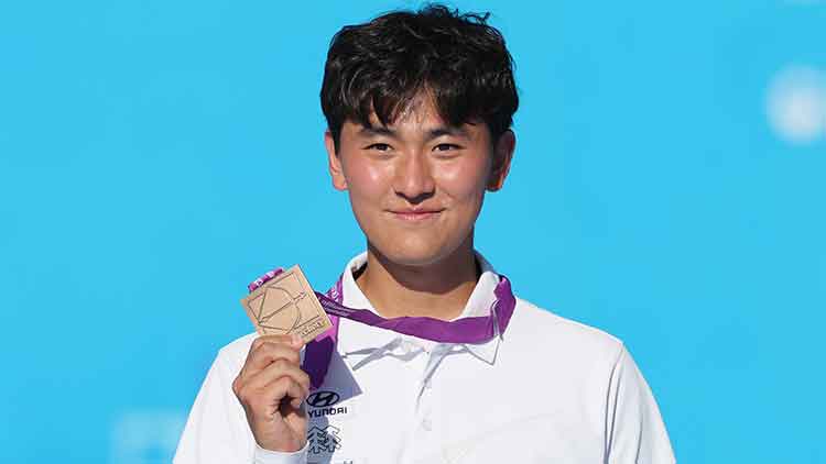 11일 광주 동구 국립아시아문화전당 5·18민주광장에서 열린 2025 세계양궁선수권대회 리커브 남자 개인 시상식에서 김제덕이 동메달을 들어 보여주고 있다. /연합뉴스