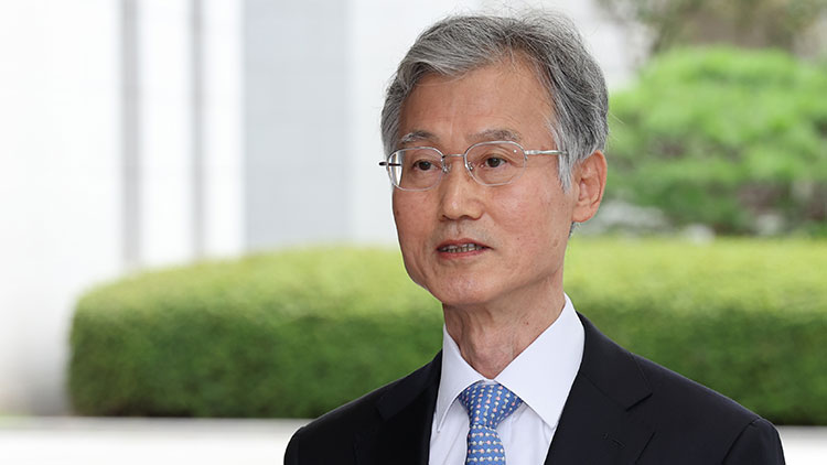 전국법원장 회의가 열리는 12일 조희대 대법원장이 서울 서초구 대법원으로 출근하며 취재진의 질문에 답하고 있다. /연합뉴스