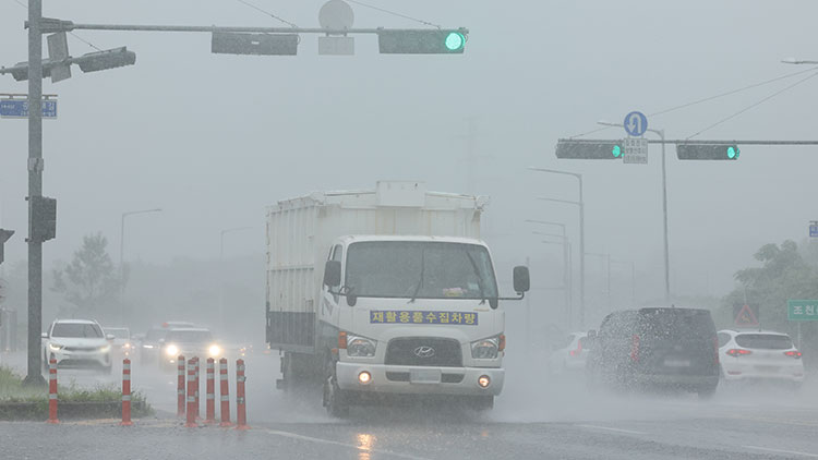 제주도 북부와 북부중산간에 호우특보가 내려진 지난 9일 오후 제주시 봉개동 번영로 일대에 폭우가 쏟아지는 모습 /연합뉴스