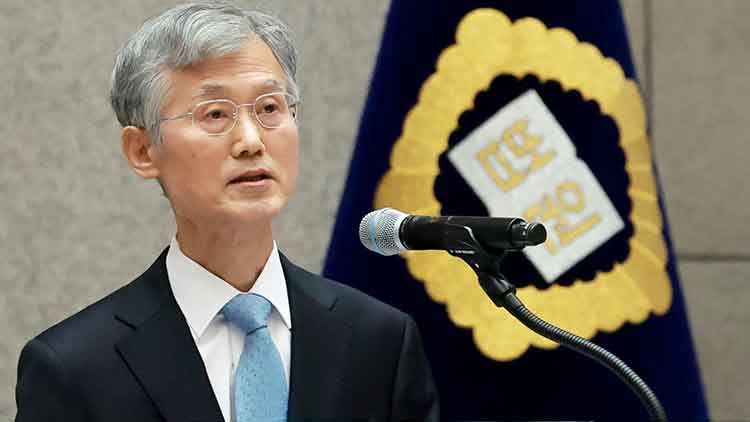 조희대 대법원장이 12일 서울 서초구 대법원 중앙홀에서 열린 '2025 대한민국 법원의 날 기념식'에서 기념사에 앞서 인사하고 있다. /연합뉴스