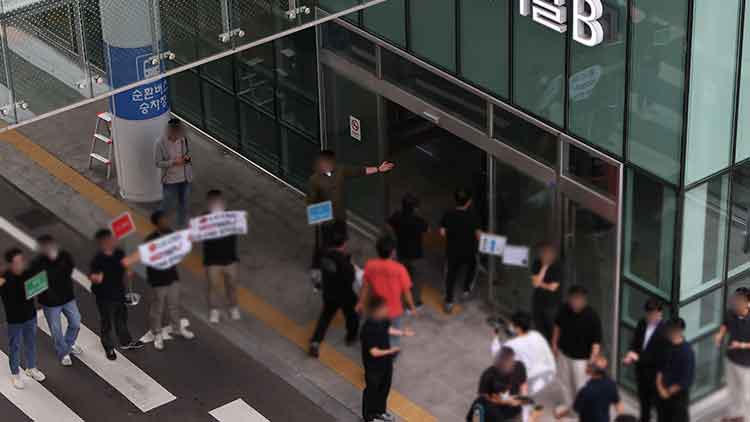 미국 이민당국에 의해 조지아주에 구금됐던 한국인 근로자들이 12일 인천국제공항 제2여객터미널로 입국하고 있다. /연합뉴스