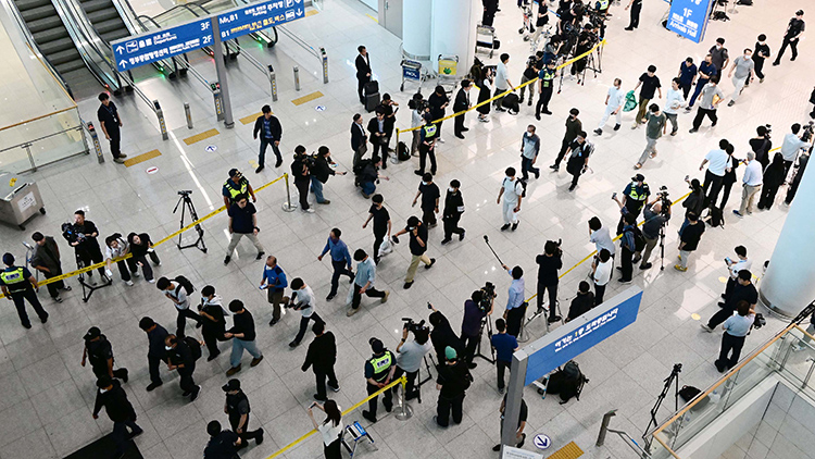 미국 이민당국에 의해 조지아주에 구금됐던 한국인 근로자들이 지난 12일 인천국제공항 제2여객터미널 입국장을 나서고 있다. /연합뉴스 