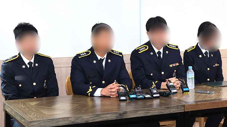 갯벌에 고립된 노인을 혼자 구하려다 숨진 고(故) 이재석 경사 팀원들인 인천해양경찰서 영흥파출소 직원들이 15일 오전 이 경사 발인을 앞두고 인천 동구의 한 장례식장에서 기자회견을 하고 있다. /연합뉴스