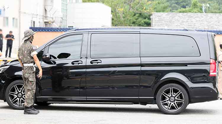 이재용 삼성전자 회장의 장남 이지호 씨가 탑승한 것으로 추정되는 미니밴이 15일 오후 경남 창원시 진해구 진해기지사령부 제3 정문으로 향하고 있다. /연합뉴스