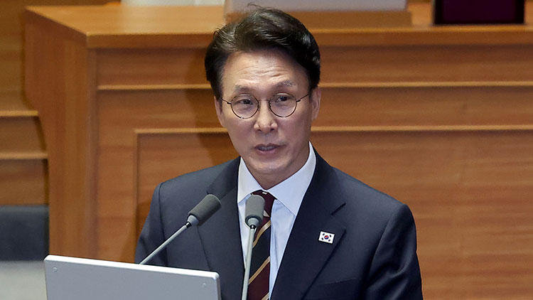 김민석 국무총리가 15일 국회 본회의장에서 열린 대정부 질문에 참석해 민주당 박성준 의원의 질문에 답하고 있다. /연합뉴스