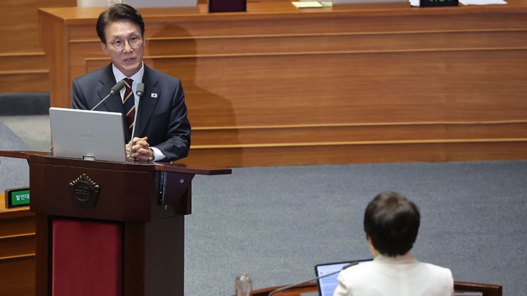 김민석 국무총리가 15일 국회 본회의장에서 열린 대정부 질문에 참석해 국민의힘 임이자 의원의 질문에 답하고 있다. /연합뉴스