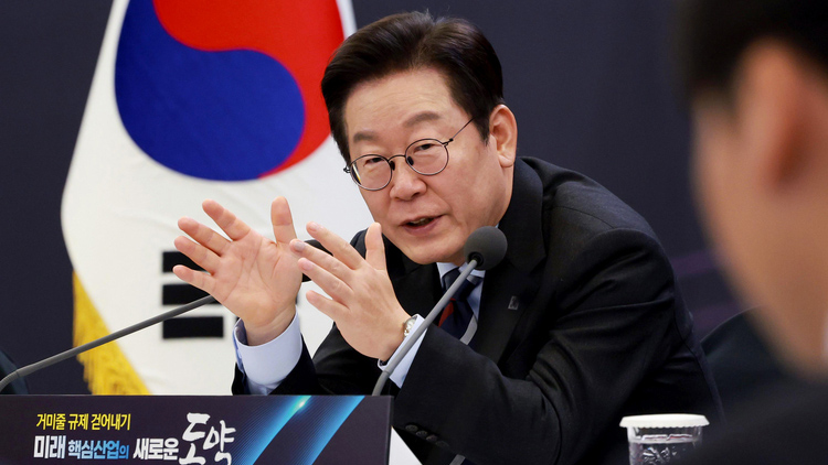 이재명 대통령이 15일 서울 성북구 한국과학기술연구원(KIST)에서 열린 제1차 핵심규제 합리화 전략회의에서 참석자들과 토론하고 있다. /대통령실통신사진기자단