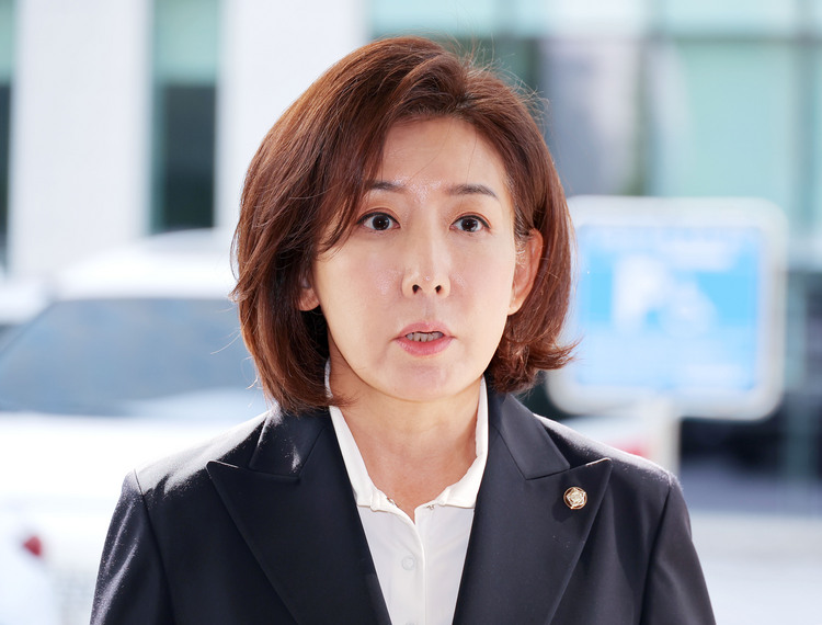 국민의힘 나경원 의원이 15일 서울 양천구 서울남부지방법원에서 열린 '국회 패스트트랙(신속처리안건) 충돌 사건' 1심 결심 공판에 출석하고 있다. /연합뉴스 