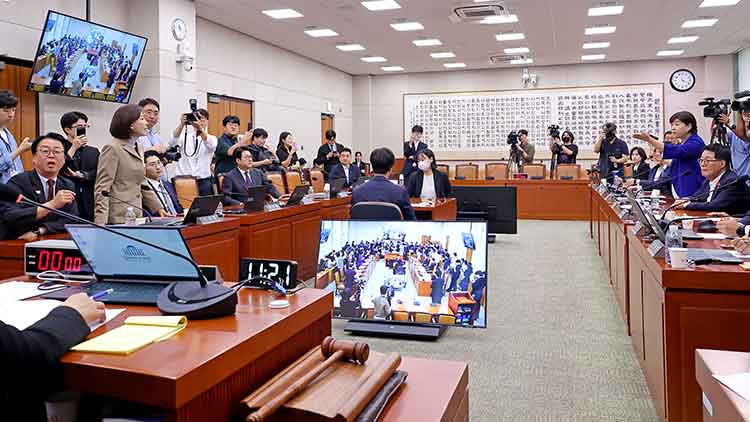 16일 서울 여의도 국회에서 열린 법제사법위원회 전체회의에서 여야 의원들이 국민의힘 나경원 의원 간사 선임의 건을 두고 설전을 벌이고 있다. /연합뉴스