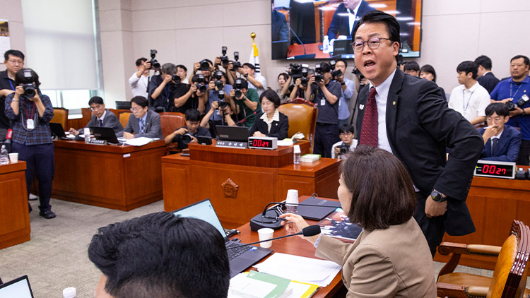 국민의힘 곽규택 의원이 16일 서울 여의도 국회에서 열린 법제사법위원회 전체회의에서 무소속 최혁진 의원의 나경원 의원에 대한 발언에 강하게 항의하고 있다. /연합뉴스