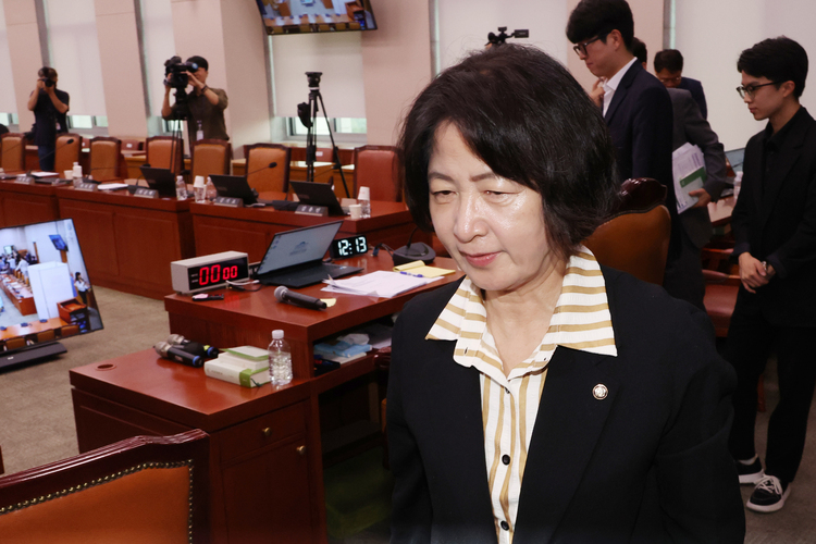 더불어민주당 소속 추미애 국회 법제사법위원장이 16일 국민의힘 나경원 의원 간사 선임 안건을 여당 주도로 부결 처리한 뒤 법사위 회의실에서 나가고 있다.  /연합뉴스 