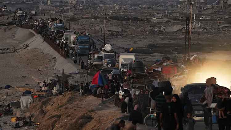 현지시간 16일 이스라엘이 가자지구 작전을 발표하자 팔레스타인 난민들은 남쪽 해안 도로를 따라 가자 북부를 떠나고 있다. /AP=연합뉴스