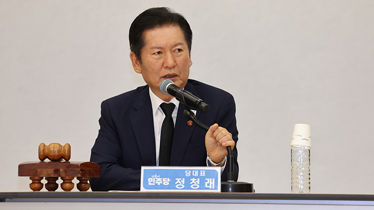 17일 오전 제주시 봉개동 4·3평화공원에서 열린 더불어민주당 최고위원회의에서 정청래 대표가 발언하고 있다. /연합뉴스