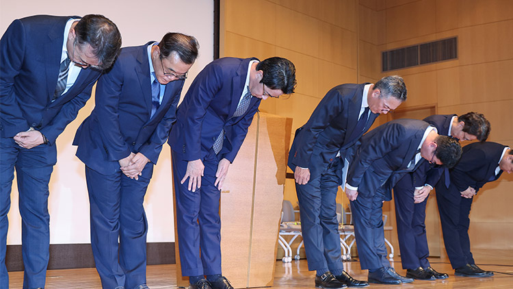 조좌진 롯데카드 대표이사 등 관계자들이 18일 서울 중구 부영태평빌딩에서 해킹 사고로 인한 고객 정보 유출사태에 대해 대고객 사과를 하고 있다. /연합뉴스