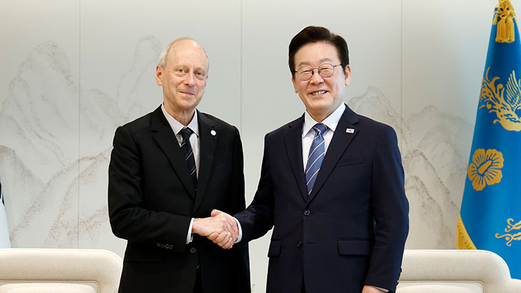 이재명 대통령이 18일 서울 용산 대통령실에서 저서 '정의란 무엇인가'로 유명한 마이클 샌델 하버드 대학교 교수를 접견하고 있다. /대통령실통신사진기자단