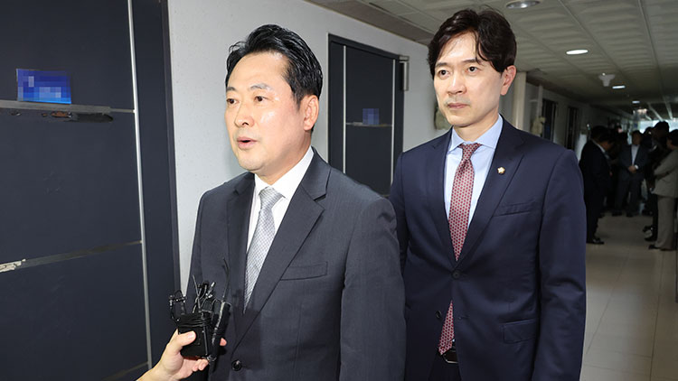 국민의힘 장동혁 대표가 18일 서울 여의도의 한 오피스텔에 위치한 당원명부 데이터베이스(DB) 관리업체를 찾아 김건희 특검의 압수수색을 규탄하고 있다.  
    김건희 여사의 의혹들을 수사하는 민중기 특별검사팀은 '통일교 집단 입당' 의혹과 관련해 국민의힘 당원명부를 확보하기 위해 여의도 당사와 당원명부 DB 관리업체에 대해 압수수색을 시도 중이다. /연합뉴스