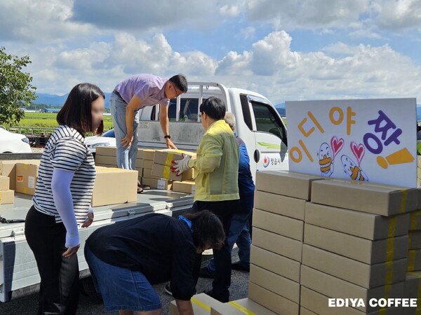 전북 정읍시로 전달된 이디야커피 사회공헌 물품을 관계자들이 운반하고 있다. / 이디야커피 제공