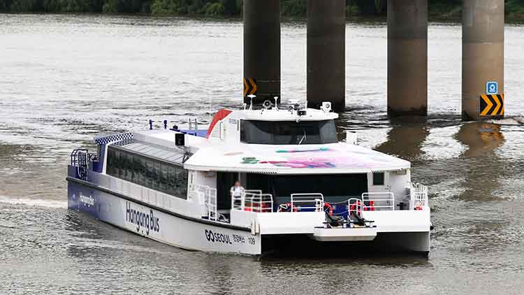 한강버스가 정식 운항을 시작한 지난 18일 서울 여의도 선착장에서 출발한 한강버스가 물살을 가르고 있다. /연합뉴스