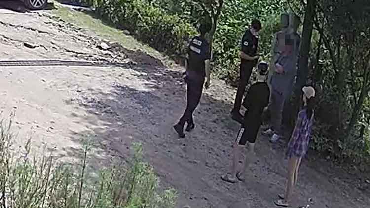 A 씨가 붙잡힌 뒤 현장 경찰에게 인계되는 모습 /서울 서부경찰서 제공